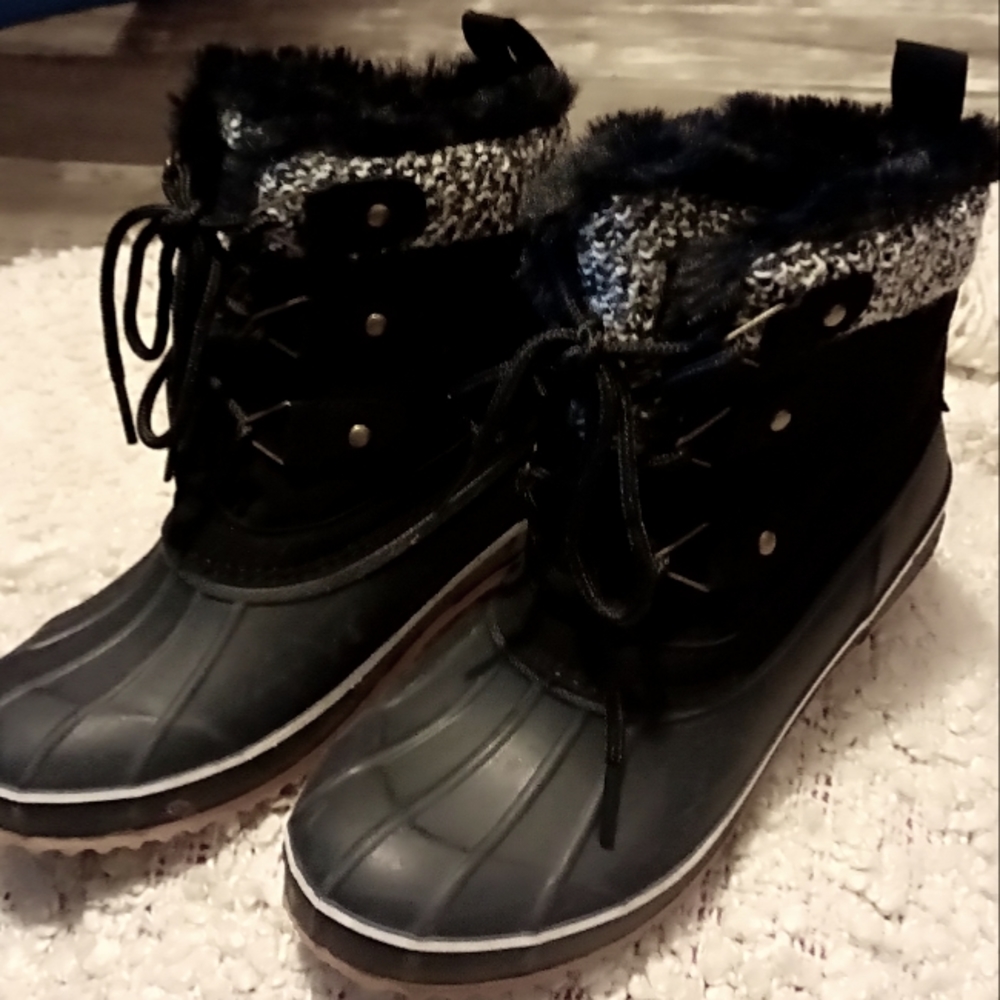 KHOMBU NWT SNO BOATS SIZE 7 BLACK W/BLACK,WHITE ON TOP AND BLACK FUR INSIDE